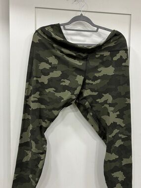 LULULEMON CAMO LEGGINGS GREEN SIZE 20